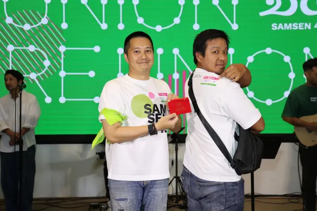 ภาพจากงานคืนสู่เหย้าสามเสน 45 — มอบของรางวัลบนเวที